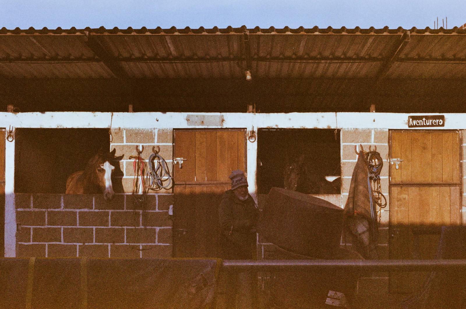 Caballerizas del rancho al atardecer, escenario de la estancia de una noche en Calpan