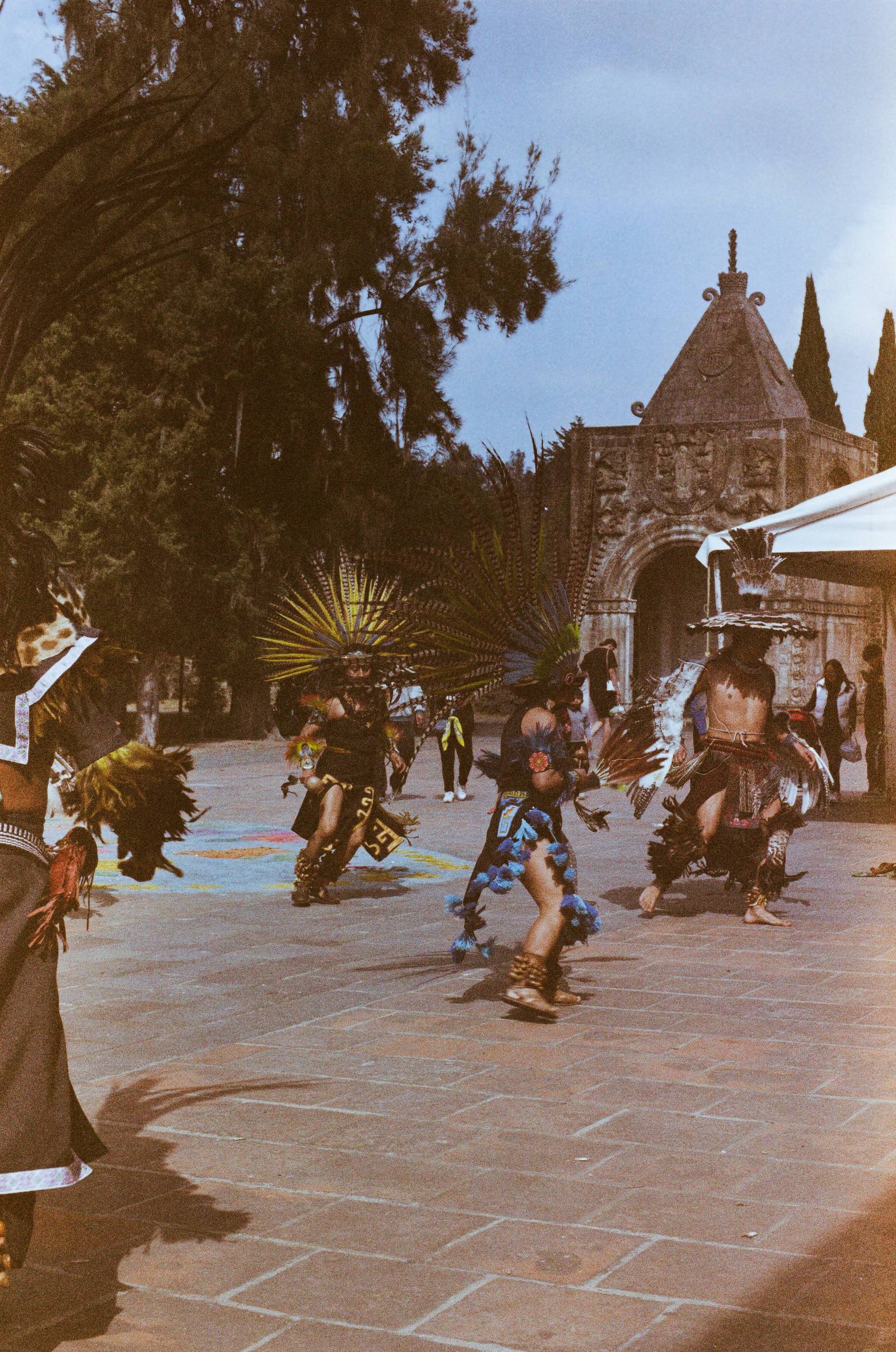 Danza prehispánica en la plaza de Calpan