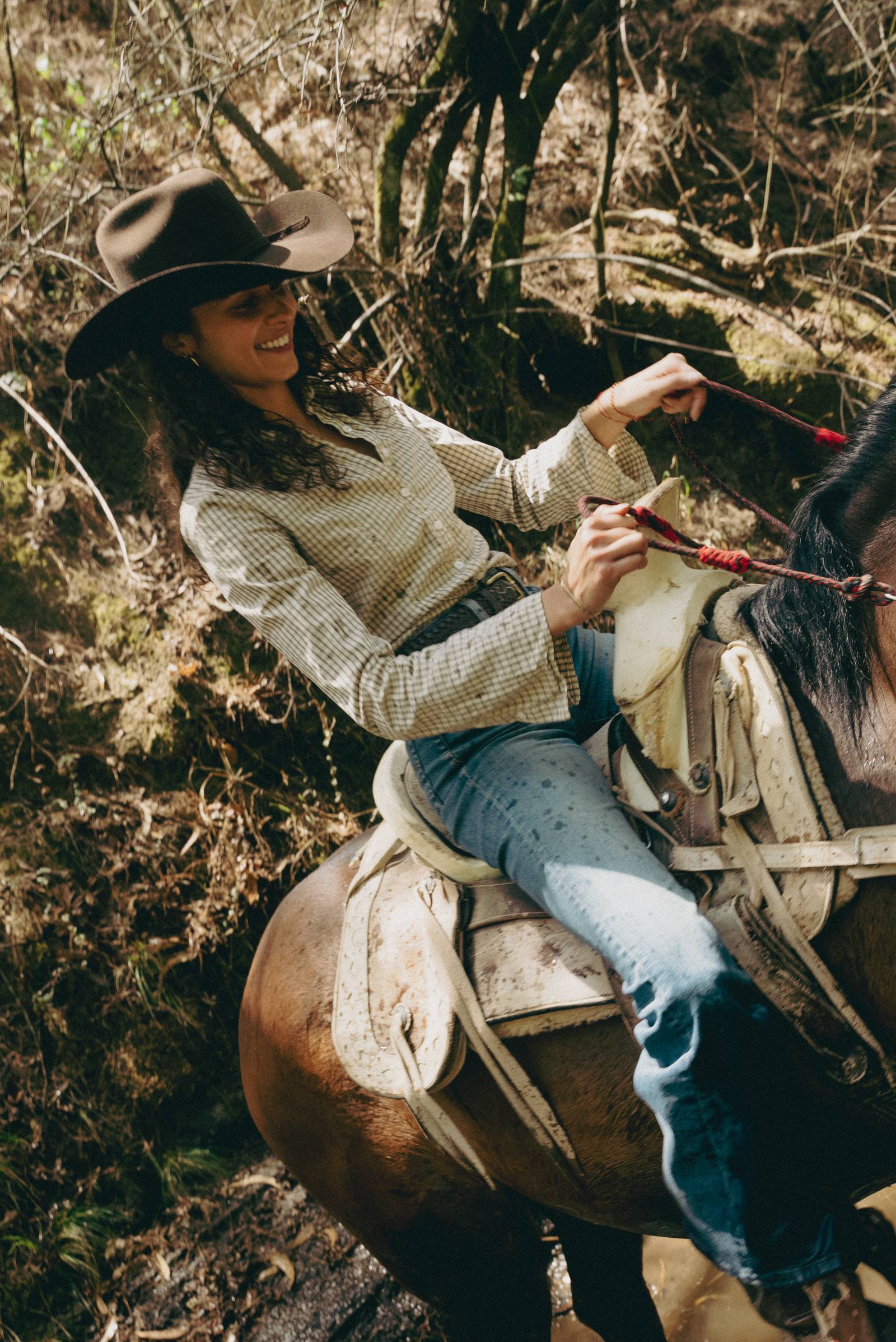 Retrato a caballo con risa abierta
