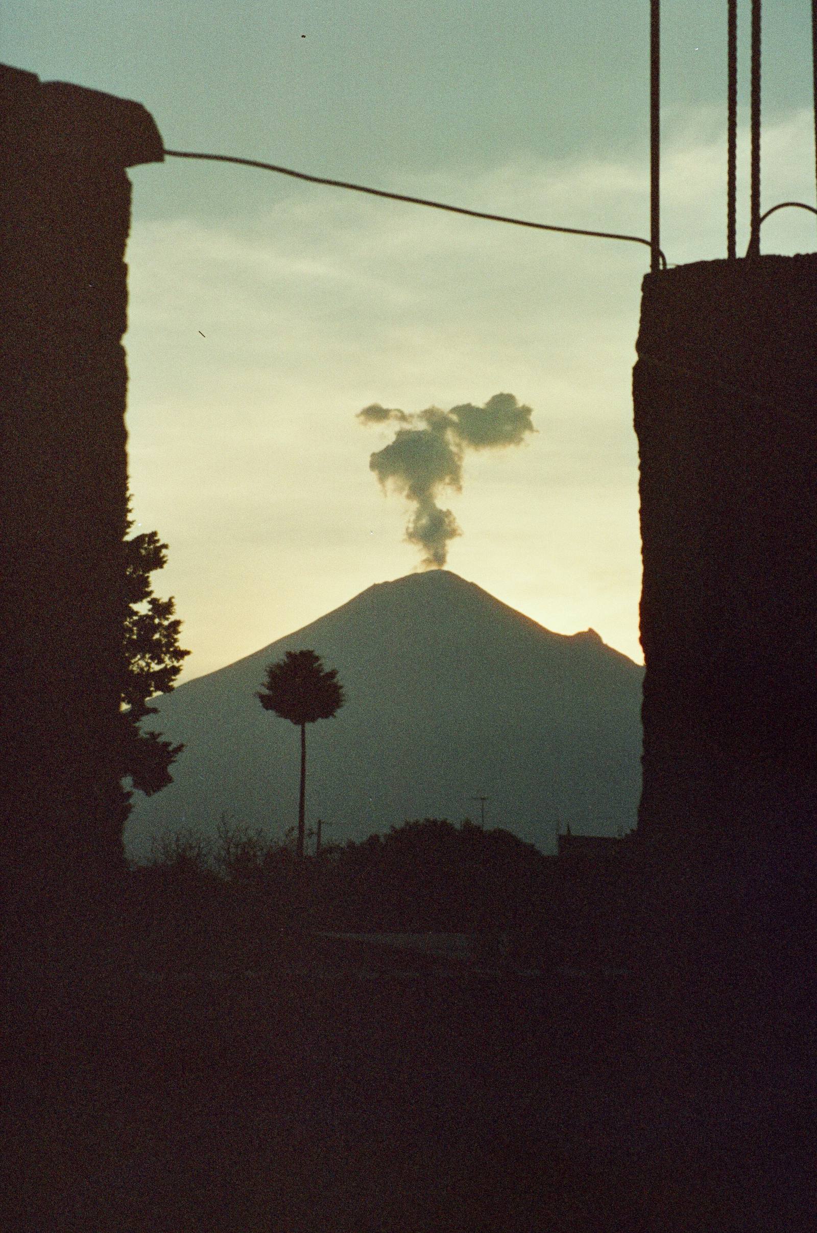 Popocatépetl enmarcado entre muros de adobe en Calpan