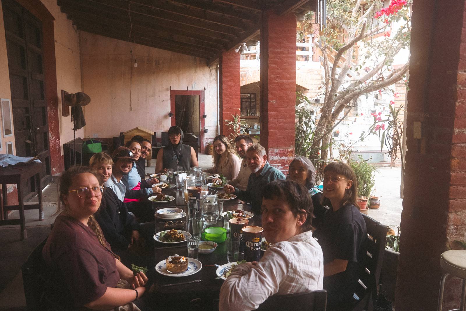 La mesa larga bajo el corredor, todos comiendo juntos